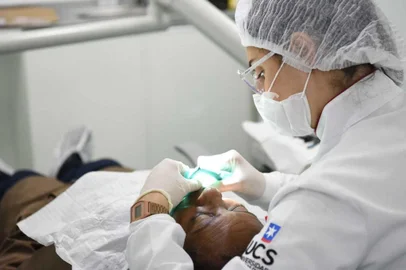 Uma parceria entre a Universidade de Caxias do Sul (UCS) e 14 municípios da Serra facilitará o acesso a atendimento odontológico de pacientes do Sistema Único de Saúde (SUS). Por meio do acordo, mais de 500 usuários por mês devem ser beneficiados com cirurgias, tratamento de canal, radiologias, entre outros procedimentos de forma gratuita. 
