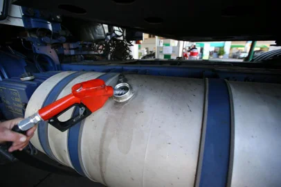  PORTO ALEGRE - BRASIL - Queda no preço do diesel depois da greve dos caminhoneiros.Posto Garoupa (FOTO: Lauro Alves)