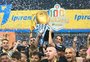 Grupo do Grêmio faz homenagem a Marcelo Oliveira ao levantar a taça do Gauchão