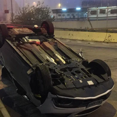 criminosos, capotam carro roubado