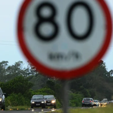  VIAMÃO, RS, BRASIL,  03-12-2017. ZH faz reportagem sobre a situação da RS-040. Na foto:km 76, reta com pardal e faixa continua(LAURO ALVES/AGÊNCIA RBS)