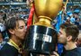 Pela quinta vez, Geromel e Kannemann repetem foto beijando taça