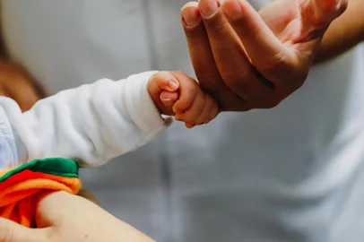  PORTO ALEGRE, RS, BRASIL, 18/04/2019: Bebês que tiverem alta na maternidade do Clínicas vão pra casa com um cueiro e uma touquinha laranja e verde, como se fossem cenourinhas do coelho da Páscoa. (Foto: Omar Freitas / Agência RBS)
