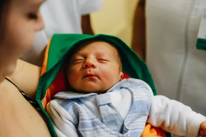  PORTO ALEGRE, RS, BRASIL, 18/04/2019: Bebês que tiverem alta na maternidade do Clínicas vão pra casa com um cueiro e uma touquinha laranja e verde, como se fossem cenourinhas do coelho da Páscoa. Na foto Rithyelen Linhares Dutra, 17 anos, do lar - Fabrício Ribeiro da Silva, 17 anos, estudante - Caio Valentim Dutra, bebê . (Foto: Omar Freitas / Agência RBS)