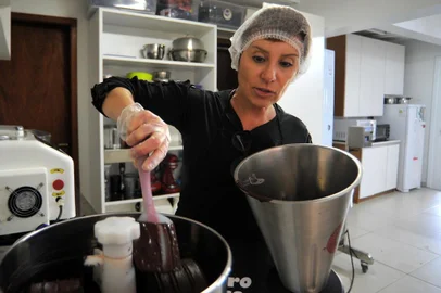  CAXIAS DO SUL, RS, BRASIL 17/04/2019Ana Rúbia Ruzzarin, dona da chocolataria Negro Doce, em Caxias. Ela produz chocolate Bean to bar e foi premiada em 2018. (Felipe Nyland/Agência RBS)