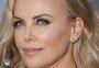 Charlize Theron revela que filho mais velho usa vestidos e saias e se identifica como menina