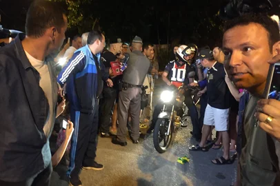 GUARUJ¿?, SP, 20.04.2019 BOLSONARO-FERIADO - O presidente Jair Bolsonaro (de capacete) pilota moto em Guarujá (SP), onde passa o feriado prolongado de Páscoa - O presidente Jair Bolsonaro (PSL) deixou o hotel militar onde está hospedado em Guarujá neste sábado (20) e deu uma volta de moto pela cidade. Pilotando a moto, ele saiu do local por volta de 18h34 e voltou minutos depois, em torno das 18h55. O objetivo da "escapada" e o destino não foram divulgados.(Foto:Gilmar Alves Jr/Folhapress)