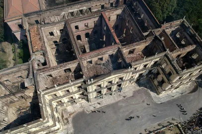 Aerial view of Rio de Janeiro's treasured National Museum, one of Brazil's oldest, on September 3, 2018, a day after a massive fire ripped through the building. The majestic edifice stood engulfed in flames as plumes of smoke shot into the night sky, while firefighters battled to control the blaze that erupted around 2230 GMT. Five hours later they had managed to smother much of the inferno that had torn through hundreds of rooms, but were still working to extinguish it completely. / AFP PHOTO / Mauro Pimentel