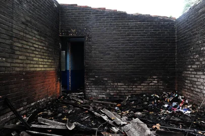  CAXIAS DO SUL, RS, BRASIL, 18/04/2019. Prédios do município de Caxias do Sul em risco por conta do abandono em bairros da cidade. Amob do bairro Cruzeiro, sem uso desde o fim de 2016, foi alvo de incêndio neste mês. (Porthus Junior/Agência RBS)