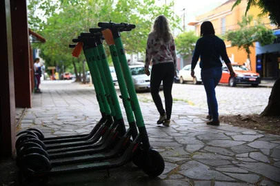  PORTO ALEGRE, RS, BRASIL, 23/04/2019- Patinetes espalhados pelas ruas. Rua Marcílio Dias. (FOTOGRAFO: RONALDO BERNARDI / AGENCIA RBS)
