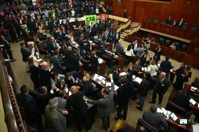  PORTO ALEGRE, RS, BRASIL, 23/04/2019 - Assembleia Legislativa, sessão suspensa para preencher as galerias. Deputados devem votar nesta terça-feira projeto que retira a necessidade de consulta à população para venda das estatais CEEE, Sulgás e CRM(FOTOGRAFO: ROBINSON ESTRÁSULAS / AGENCIA RBS)
