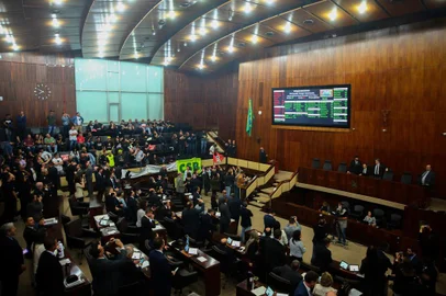  PORTO ALEGRE, RS, BRASIL, 23/04/2019 - Assembleia Legislativa, sessão suspensa para preencher as galerias. Deputados devem votar nesta terça-feira projeto que retira a necessidade de consulta à população para venda das estatais CEEE, Sulgás e CRM(FOTOGRAFO: ROBINSON ESTRÁSULAS / AGENCIA RBS)