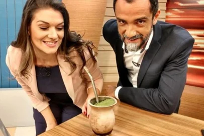 Os apresentadores Brunna Colossi e Josmar Leite no Bom Dia Rio Grande, no Dia do Chimarrão.