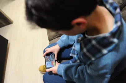  CAXIAS DO SUL, RS, BRASIL, 08/09/2015. Estudantes da escola Caldas Júnior possuem um computador por aluno para trabalhar. A lição 15 da série Educação em pauta, que acompanha a rotina do estudante Leonardo dos Reis, trata da tecnologia na sala de aula e no cotidiano das crianças. (Diogo Sallaberry/Agência RBS)