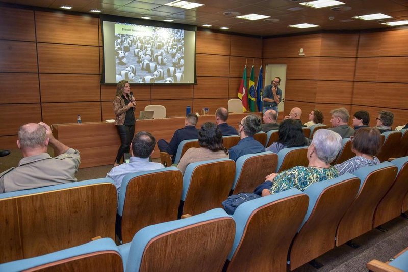 Reunião no Ministério Público Federal para tratar do decreto municipal 19.736, de 8 de agosto de 2018, que regra a realização de eventos temporários em espaços públicos e privados de Caxias do Sul. 