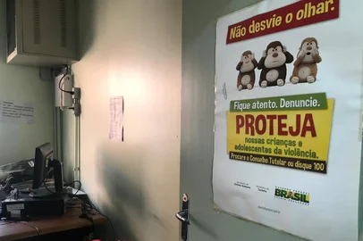 Um conselheiro tutelar de Porto Alegre é investigado por exploração sexual de adolescentes, aliciamento e cooptação para prostituição. Na manhã desta quarta-feira (24), o Ministério Público e a Polícia Civil cumpriram mandados de busca e apreensão no Conselho Tutelar da Microrregião 3, na Zona Leste. Na foto, sala onde o conselheiro fazia atendimentos