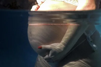  PORTO ALEGRE, RS, BRASIL, 16-08-2018: A gestante Júlia Dal Santo posa numa piscina. Ela está grávida da filha Laura e deseja ter um parto humanizado. (Foto: Mateus Bruxel / Agência RBS)