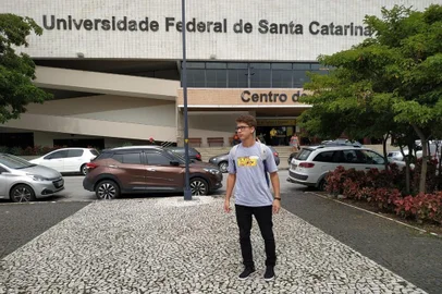 Aos 20 anos, Guilherme Rodrigues Andariola está realizando um sonho _ mas pela metade. Aprovado para Ciências da Computação na Universidade Federal de Santa Catarina (UFSC), o estudante, natural de Giruá, no Rio Grande do Sul, é surdo profundo de nascença e, desde o início do semestre, não conta com um tradutor e intérprete da Língua Brasileira de Sinais (Libras) em sala de aula.