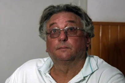 This video grab taken on February 08, 2019 shows Horacio Sala, father of late Argentine footballer Emiliano Sala, gesturing during an interview with AFP at his home in Progreso, Santa Fe province, Argentina. - Argentine footballer Emiliano Salas family grieved on Friday after British authorities formally identified his body as the one recovered from the wreckage of a plane that went down in the Channel more than two weeks ago. (Photo by Gustavo SAITA / AFP)