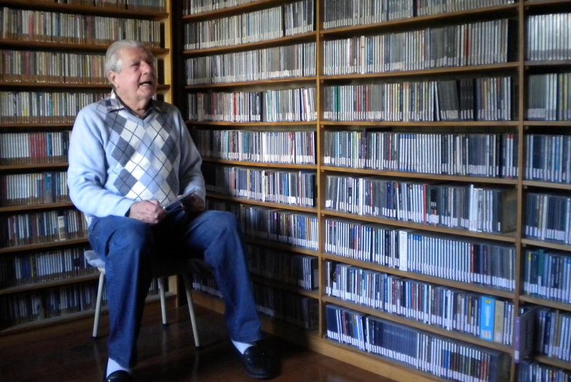 Colecionador de discos de vivnil, CD´s e fitas cassete Ruben Festugato, 87 anos, que mantém acervo de mais de 14 mil discos no sótão de casa, na Av. Júlio de Castilhos.