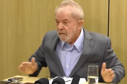 Lula dá entrevista na prisão