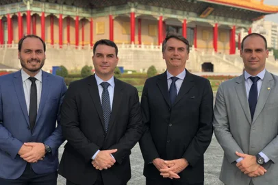 A família Bolsonaro na política: Jair, Flávio, Carlos e Eduardo.