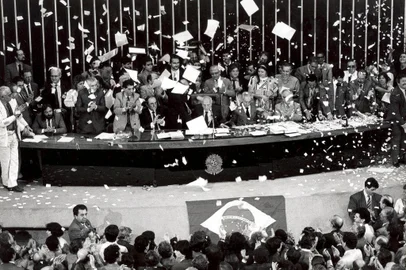 Sob o comando do Senhor Diretas ou o Grande Timoneiro e presidente da Assembléia Nacional Constituinte, deputado Ulysses Guimarães (PMDB/SP), a Constituição Cidadã, como ele a chamou, foi promulgada há 20 anos. Na ocasião, Ulysses pronunciou as palavras históricas: Declaro promulgado o documento da liberdade, da democracia e da justiça social do Brasil. Fonte: ABr Fotógrafo: Arquivo