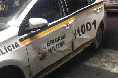 Dois criminosos foram mortos durante uma troca de tiros que aconteceu por volta das 22h  deste domingo (28), no bairro Pedancino, em Caxias do Sul.Segundo informações da Brigada Militar (BM), eles roubaram um veículo Dodge Journey no final da tarde no bairro Santa Lúcia. Os bandidos seguiram em fuga com o carro roubado, mas uma perseguição da polícia iniciou. Eles jogaram o veículo na guarnição da polícia e, com o impacto da colisão lateral, uma agente se feriu no pé. Ela precisou ser encaminhada para atendimento hospitalar.