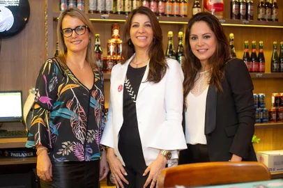 As vice presidentes do Imama Cintia Seben e Lucy Ghirardini com Lacelia Costa. Almoço de lançamento da 18ª edição do  EChefs do IMAMA, na MaltStore da Padre Chagas.
