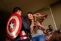Vestido de Capitão América, homem pede noiva em casamento em sessão de Vingadores