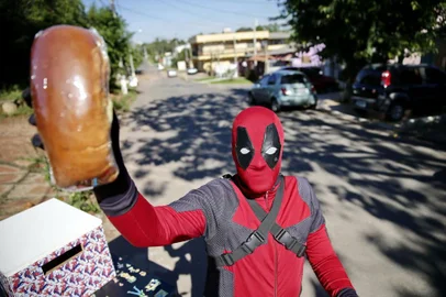  GRAVATAÍ, RS, BRASIL, 29-04-2019: Fernando Pacheco vende pães em Gravataí vestido do super herói Deadpool, da Marvel (FOTO FÉLIX ZUCCO/AGÊNCIA RBS, Editoria Geral).