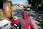  GRAVATAÍ, RS, BRASIL, 29-04-2019: Fernando Pacheco vende pães em Gravataí vestido do super herói Deadpool, da Marvel (FOTO FÉLIX ZUCCO/AGÊNCIA RBS, Editoria Geral).
