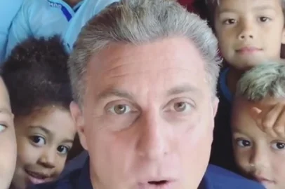 O apresentador da Globo, Luciano Huck, esteve em Viamão na tarde desta segunda-feira, 29, e fez uma visita a Tia Lolo, como é conhecida Losângela Soares, que ficou conhecida no país inteiro ao dar aulas de reforço escolar para crianças dentro de uma carcaça de ônibus na parada 44.