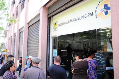  CAXIAS DO SUL, RS, BRASIL, 22/10/2018. O Centro Especializado em Saúde, o CES, e a Farmácia Básica Municipal possuem grandes filas para atendimento. Vamos verificar se a espera aumentou após o fechamento do Postão. (Diogo Sallaberry/Agência RBS)