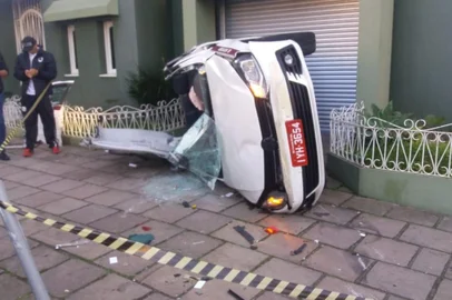 Acidente entre C3 e táxi resulta em capotamento em Caxias do Sul. 