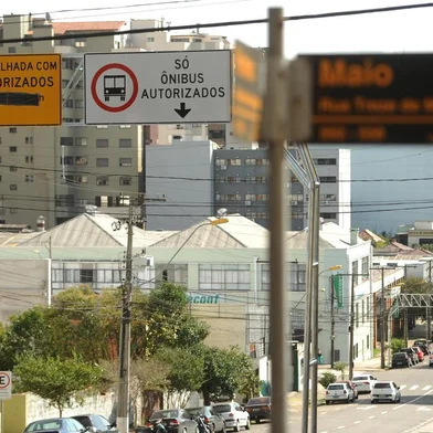  CAXIAS DO SUL, RS, BRASIL, 06/04/2016. O Sistema Integrado de Mobilidade de Caxias do Sul, o SIM Caxias, vai mudar a forma como a população usa o transporte coletivo na cidade. Na foto, as placas que indicam as mudanças de prioridade e exclusividade de faixas na Rua Pinheiro Machado com a Rua Treze de Maio. (Diogo Sallaberry/Agência RBS)