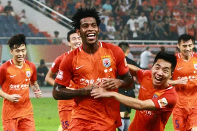 Nos planos do Grêmio, zagueiro Gil atua no Shandong Luneng, da China, desde 2016