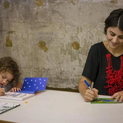 Manuela DÁvila (PCdoB) com a filha Laura autografando o livro Revolução Laura em abril, na USP, em São Paulo. 