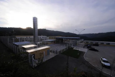  BENTO GONÇALVES, RSM BRASIL, 30/04/2019 - O secretário Luis de Araújo Faccioli, da nova Secretaria Estadual de Administração Penitenciária, visitou o novo presídio de Bento Gonçalves, que deve ser inaugurado ainda neste ano. O ex-procurador de Justiça foi acompanhado do superintende da Susepe, Mario Santa Maria Júnior, e do prefeito de Bento Gonçalves, Guilherme Pasin. (Marcelo Casagrande/Agência RBS)