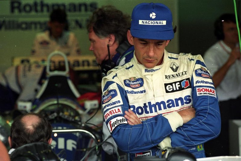  Automobilismo - Fórmula 1 - GP do Brasil, 1994: o piloto brasileiro Ayrton Senna, que em 27 de março de 1994 disputa a sua primeira corrida pela Williams, equipe campeã nas duas últimas temporadas, no box ocupado pelo time no treino em Interlagos, em São Paulo (SP). Senna conquistou a pole position para o GP Brasil, que abre às 13h a temporada de 1994 de Fórmula 1. (São Paulo, SP, 26.03.1994. Foto de Pisco Del Gaiso/Folhapress. Negativo SP 04487-1994)