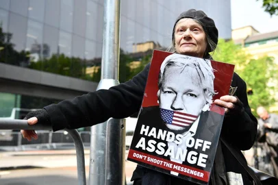 Supporters of WikiLeaks founder Julian Assange protest outside court in London on May 1, 2019 where Assange was sentenced for bail violation. - Assange was sentenced to 50 weeks in prison today for breaching a British court order seven years ago, when he took refuge in Ecuadors London embassy to avoid extradition to Sweden. (Photo by Daniel LEAL-OLIVAS / AFP)