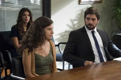 Foto exclusiva para a coluna Sinal Aberto, Flávia Requião. A primeira audiência pela guarda da bebê Nina promete gerar bastante expectativa em quem assiste Malhação: Toda Forma de Amar. Com o apoio de Carla (Mariana Santos), Rita (Alanis Guillen) enfrenta o primeiro dia de luta pela guarda da filha na Justiça, e não é nada fácil. **Exclusivo, Sinal Aberto