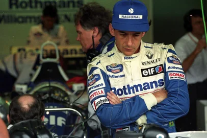  Automobilismo - Fórmula 1 - GP do Brasil, 1994: o piloto brasileiro Ayrton Senna, que em 27 de março de 1994 disputa a sua primeira corrida pela Williams, equipe campeã nas duas últimas temporadas, no box ocupado pelo time no treino em Interlagos, em São Paulo (SP). Senna conquistou a pole position para o GP Brasil, que abre às 13h a temporada de 1994 de Fórmula 1. (São Paulo, SP, 26.03.1994. Foto de Pisco Del Gaiso/Folhapress. Negativo SP 04487-1994)
