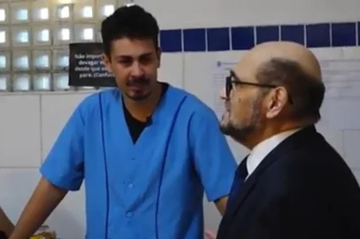 Carlinhos Maia recebe Seu Barriga
