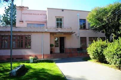  CAXIAS DO SUL, RS, BRASIL, 02/05/2019. Fachada da Escola Estadual Henrique Emílio Meyer, que está parcialmente paralisada. (Porthus Junior/Agência RBS)