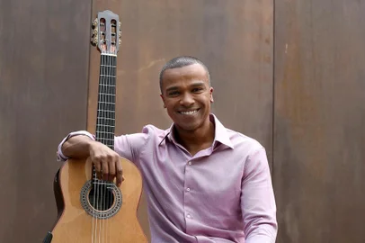 Entrevista com o cantor Alexandre Pires. 