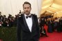 TUXEDO-TREBAY-LSPR-052714Ryan Reynolds, in Gucci, on the red carpet at the Metropolitan Museum of Artâs annual Costume Institute gala in New York, May 5, 2014. From the Oscars to the Met gala to Cannes, the tuxedo does a star turn on the red carpet, with blue now the new black. (Josh Haner/The New York Times)Editoria: LLocal: NEW YORKIndexador: JOSH HANERFonte: NYTNSFotógrafo: STF