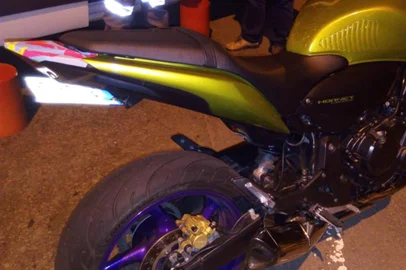 Fiscalização de trânsito flagra motocicletas com dispositivo que cobre a placa em Caxias do Sul