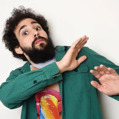 Murilo Couto apresenta espetáculo de stand-up Gala Seca neste domingo (5), em Caxias