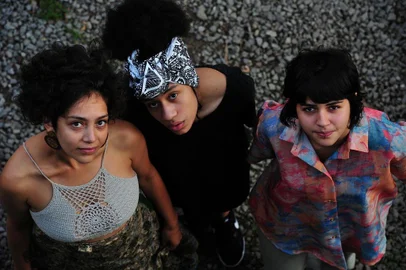  CAXIAS DO SUL, RS, BRASIL, 30/04/2019. Almanaque mostra a nova cena protagonizada por meninas dentro do rap e da criação de poesia falada. O Slam das Manas surgiu com essa proposta. Na foto: Pôlli Abreu (E), Jamile Santos (turbante), Elizé Evangelista (D). (Porthus Junior/Agência RBS)